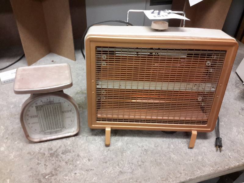 lot 47 image: Electric Heater and PELOUZE Scale