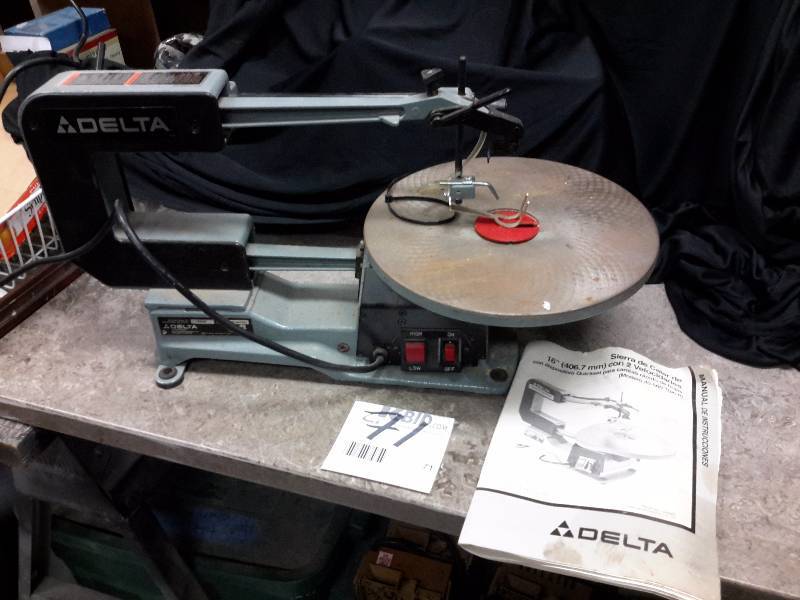 lot 71 image: Delta, 2 speed, 16 in Scroll saw Tested and works