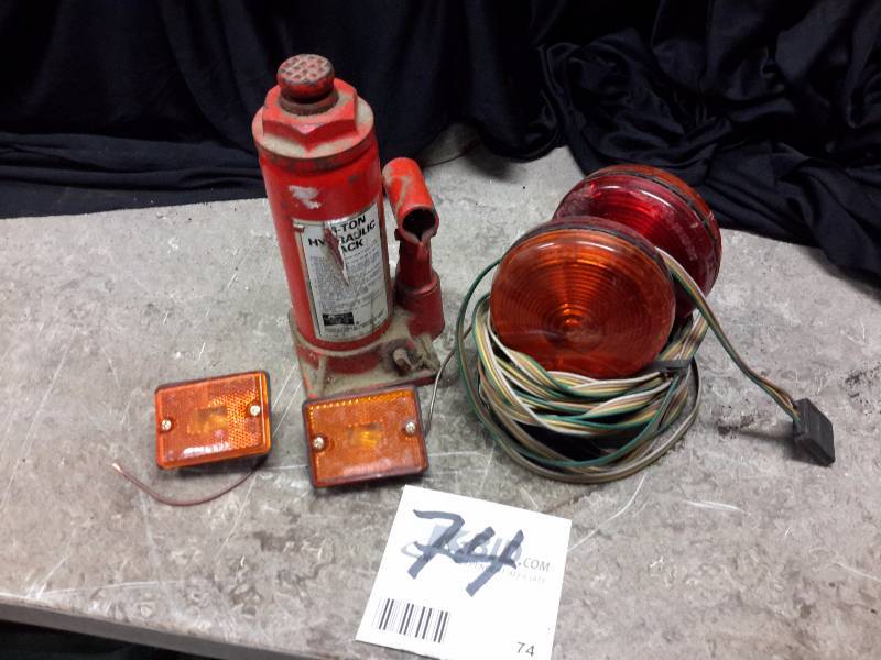 lot 74 image: 6 Ton BottleHydraulic Jack.. Magnetic tail lights
