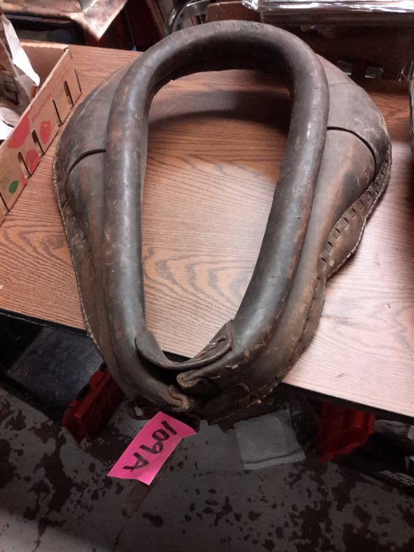 lot 109A image: Nice leather Horse Collar