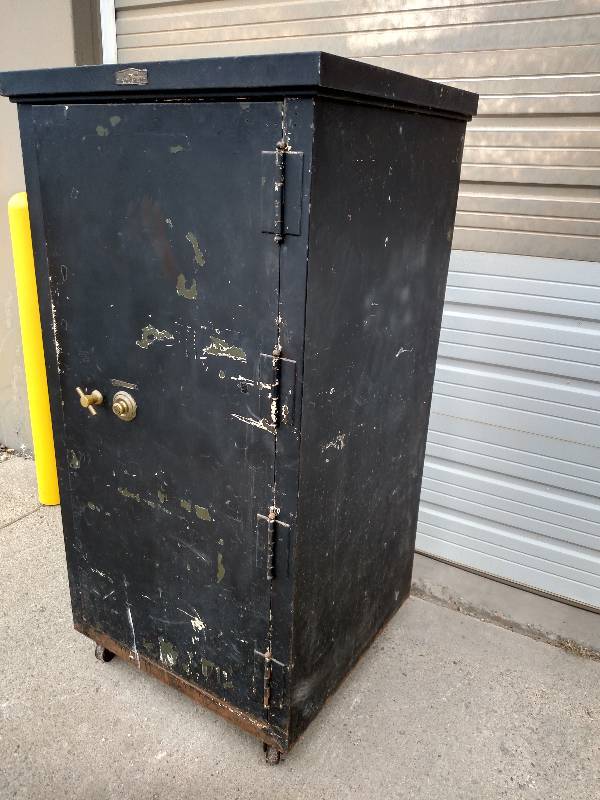 lot 4 image: Safe, S-Cientest Safe Cabinet, 32x3...