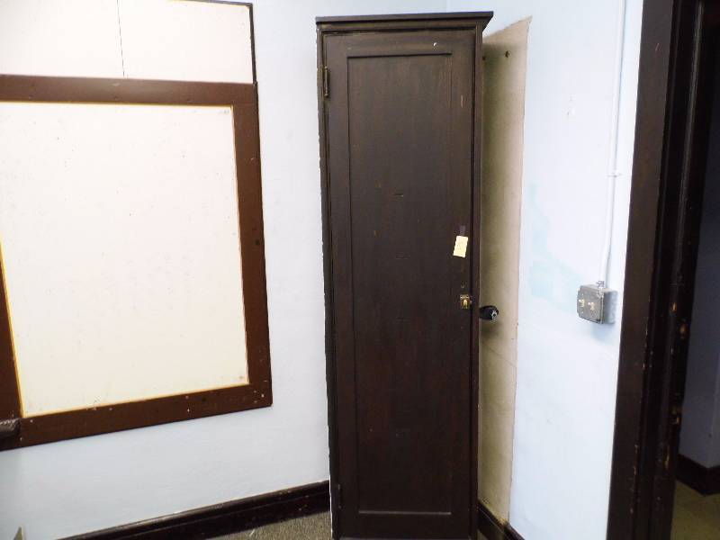 lot 5 image: Corner Cabinet