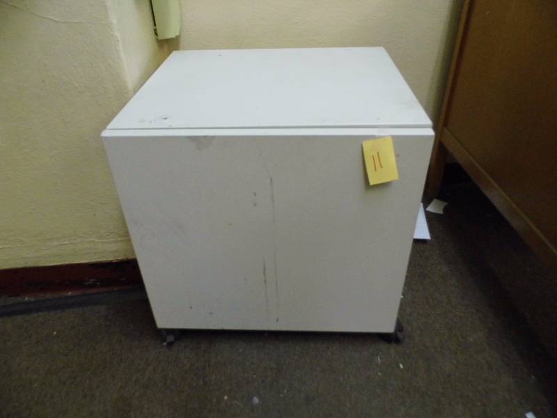 lot 11 image: Metal Cabinet