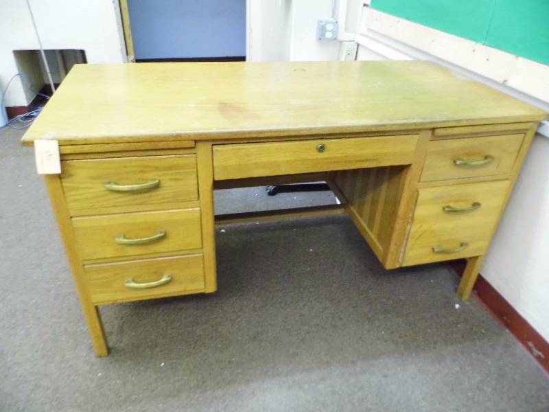 lot 12 image: Desk