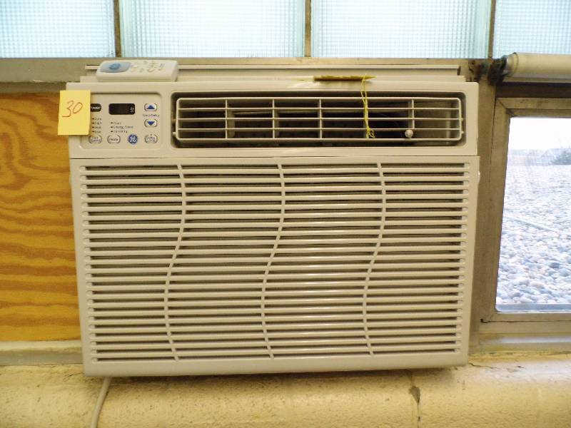 lot 30 image: Air Conditioner w Remote