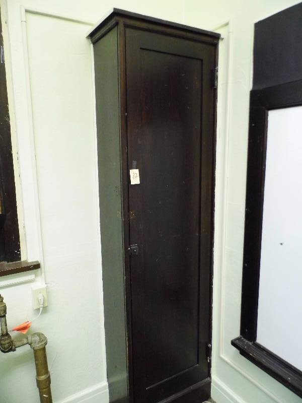 lot 82 image: Cabinet