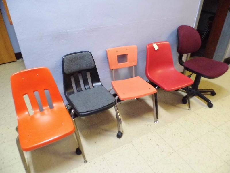 lot 87 image: Lot of 5 Chairs
