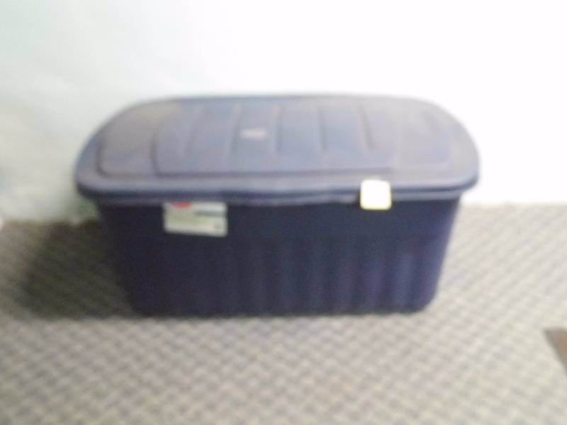 lot 114 image: Roughneck Rubbermaid Bin