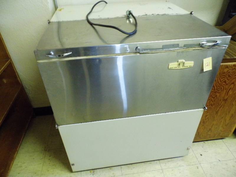 lot 121 image: Cooler