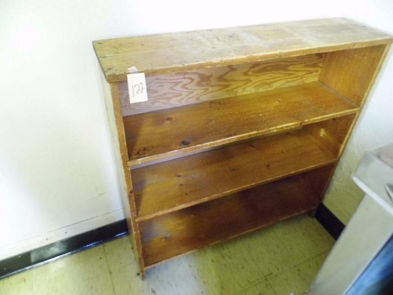 lot 122 image: Shelf