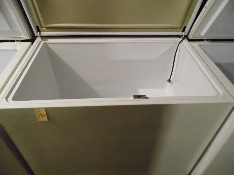lot 132 image: Whirlpool Chest Freezer