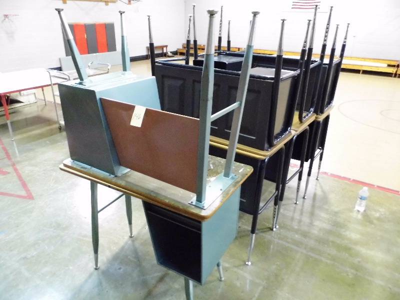 lot 146 image: Lot of 8 Desks