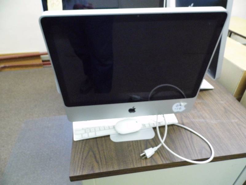 lot 21 image: Apple All In One Computer