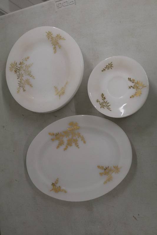 lot 7 image: Vintage Plates