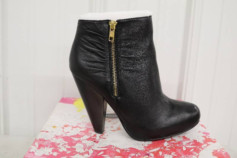 lot 10 image: Womens Boots
