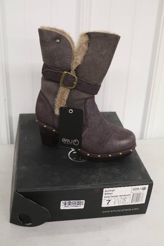 lot 14 image: Womens Boots