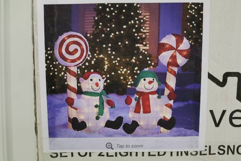 lot 56 image: Snowmen Christmas Decor
