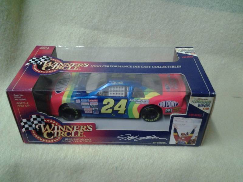 lot 21 image: Kenner 1997 124 Scale Winners Circle Die Cast Fell Gordon #24