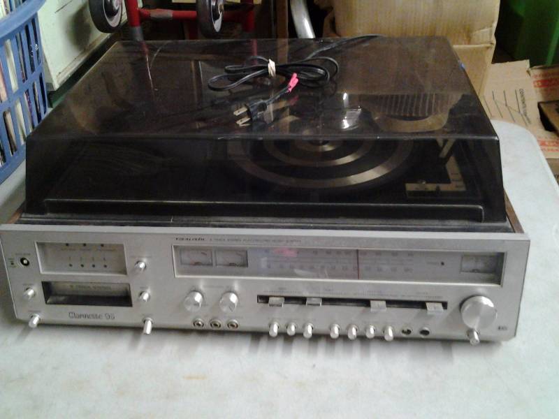 lot 29 image: Realist 8-Track Stereo Clarinet 95