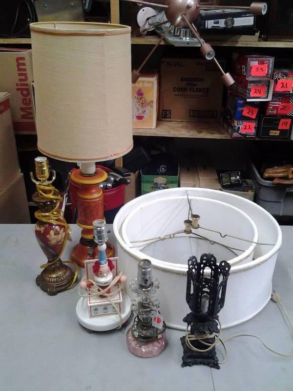 lot 39 image: Assorted Lamps & Shades