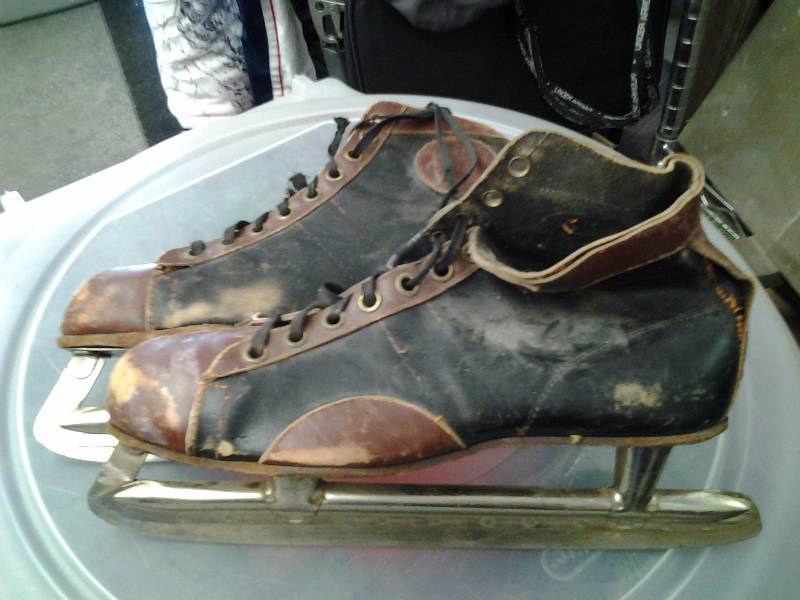 lot 48 image: Pair Vintage Hockey Skates
