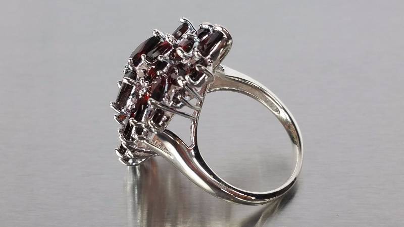 lot 5 image: Garnet Ring