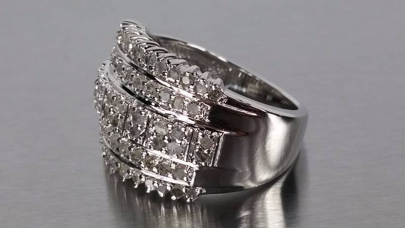 lot 9 image: Diamond Ring