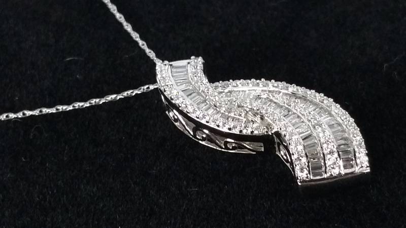lot 10C image: Diamond Necklace in 14kt Gold