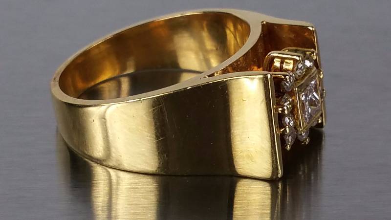 lot 10D image: Diamond Ring in 18kt Gold