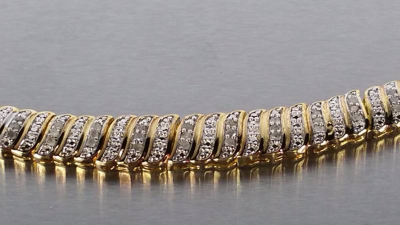 lot 12 image: Diamond Necklace