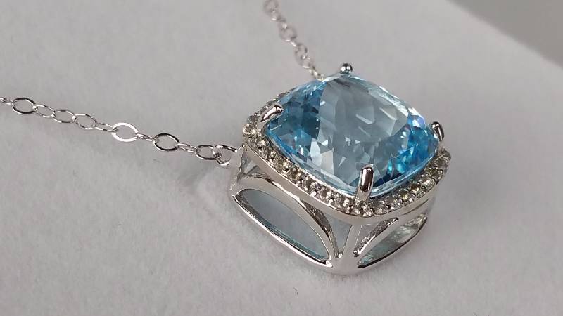 lot 17 image: Swiss Blue Topaz Necklace