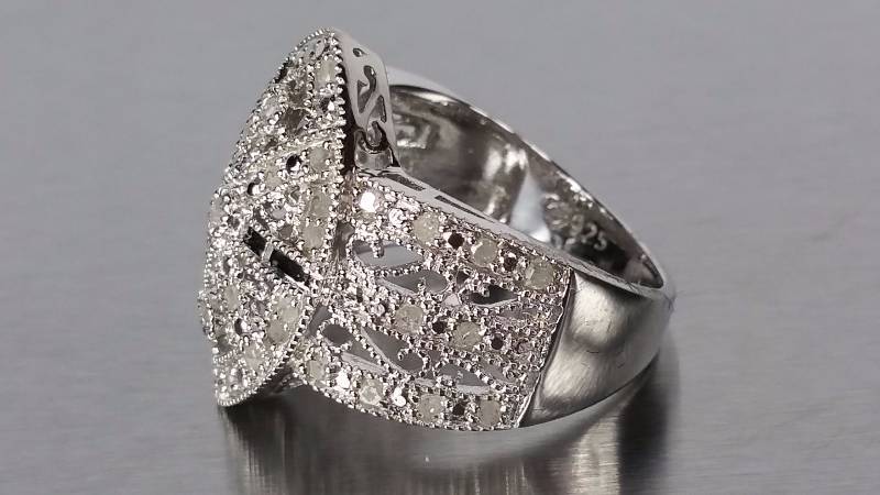 lot 18 image: Diamond Ring