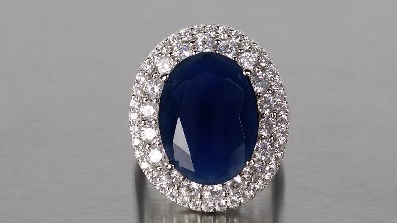 lot 20 image: Sapphire Ring