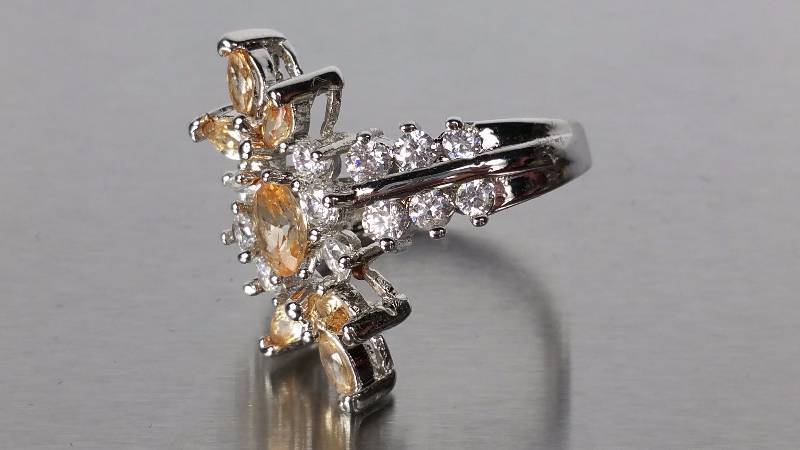 lot 22 image: Morganite Ring