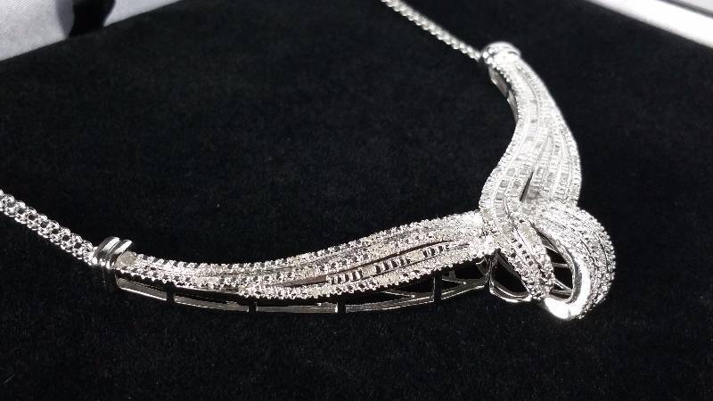 lot 24 image: Diamond Necklace