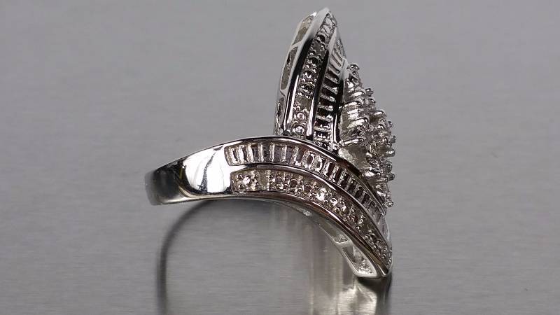 lot 25 image: Diamond Ring
