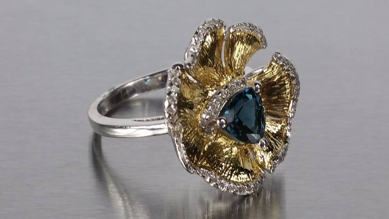 lot 30 image: London Blue Topaz Ring