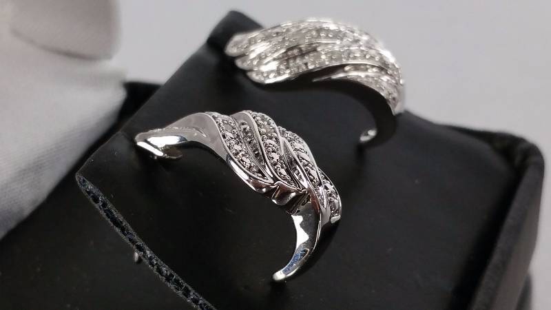 lot 34 image: Diamond Earrings