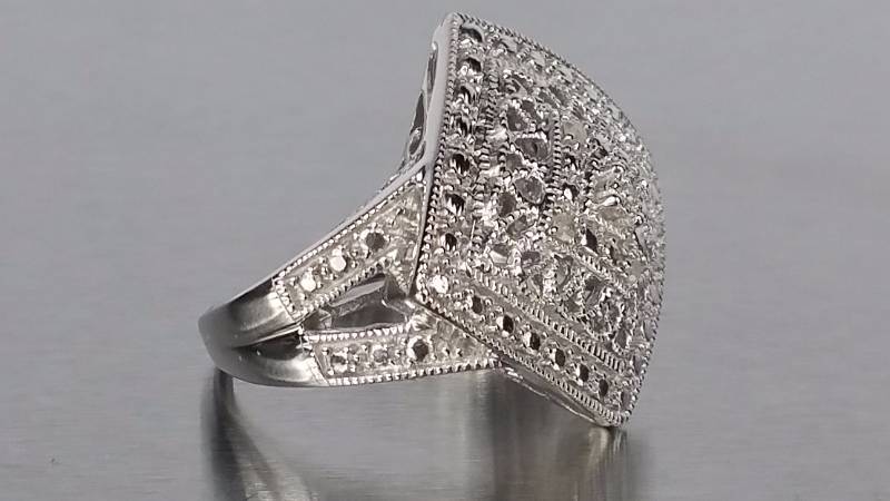 lot 37 image: Diamond Ring