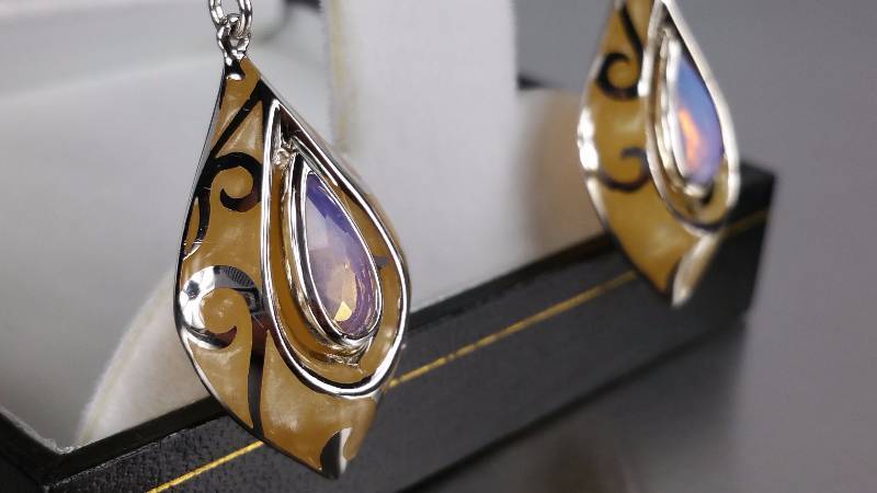 lot 45A image: Mother of Pearl Estate Earrings