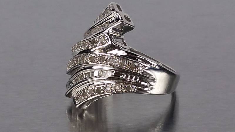 lot 49 image: Diamond Ring
