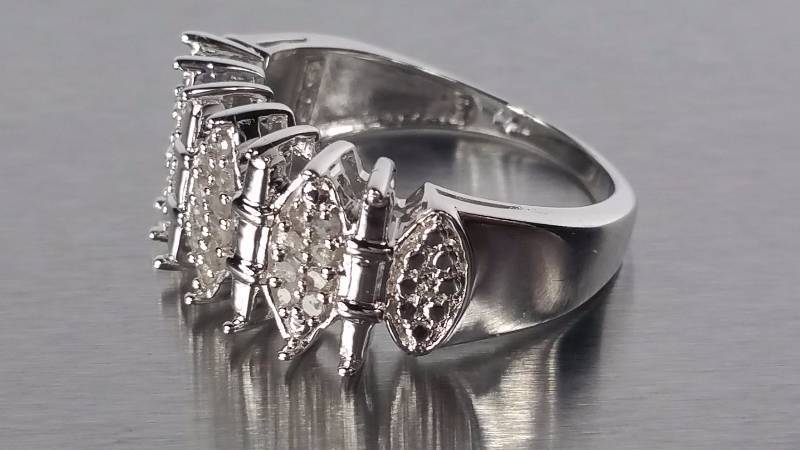 lot 55 image: Diamond Ring
