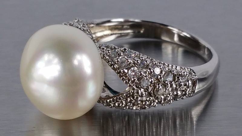 lot 62 image: Pearl Ring