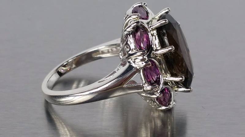 lot 80 image: Garnet and Amethyst Ring