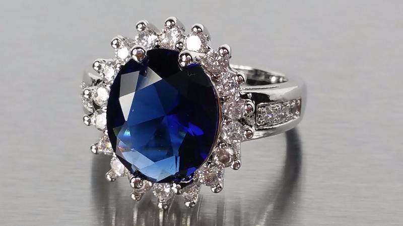 lot 81 image: Sapphire Ring