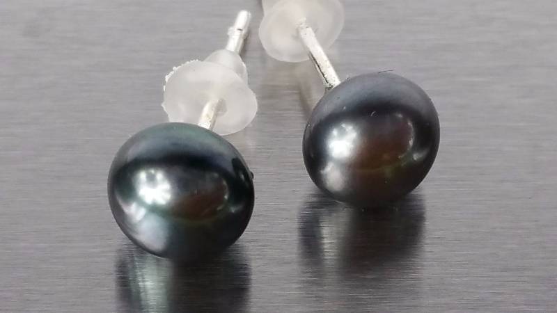 lot 85 image: Tahitian Pearl Earrings