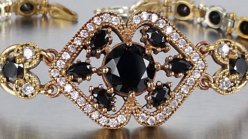 lot 86 image: Oynx Bracelet