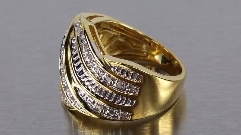 lot 94 image: Diamond Necklace