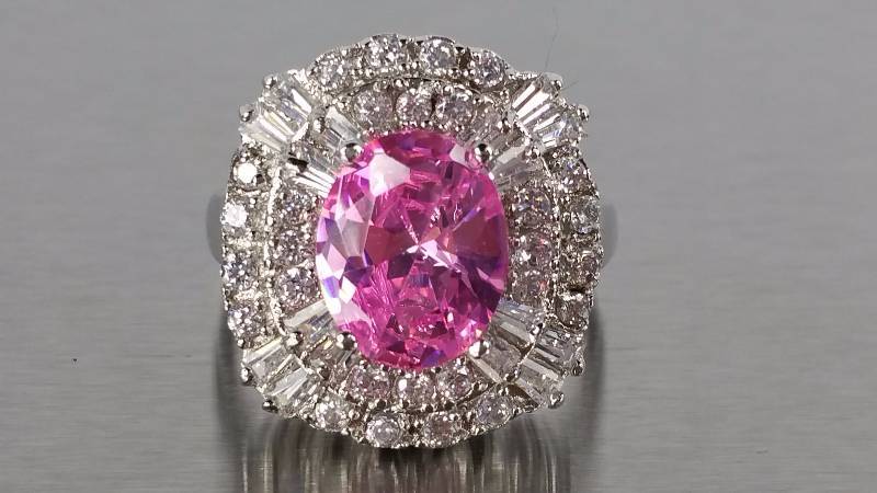 lot 104 image: Pink Sapphire Ring