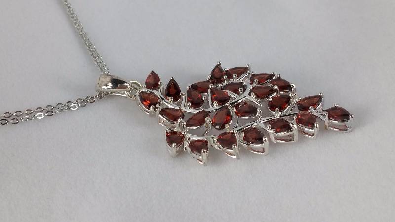 lot 115 image: Garnet Necklace
